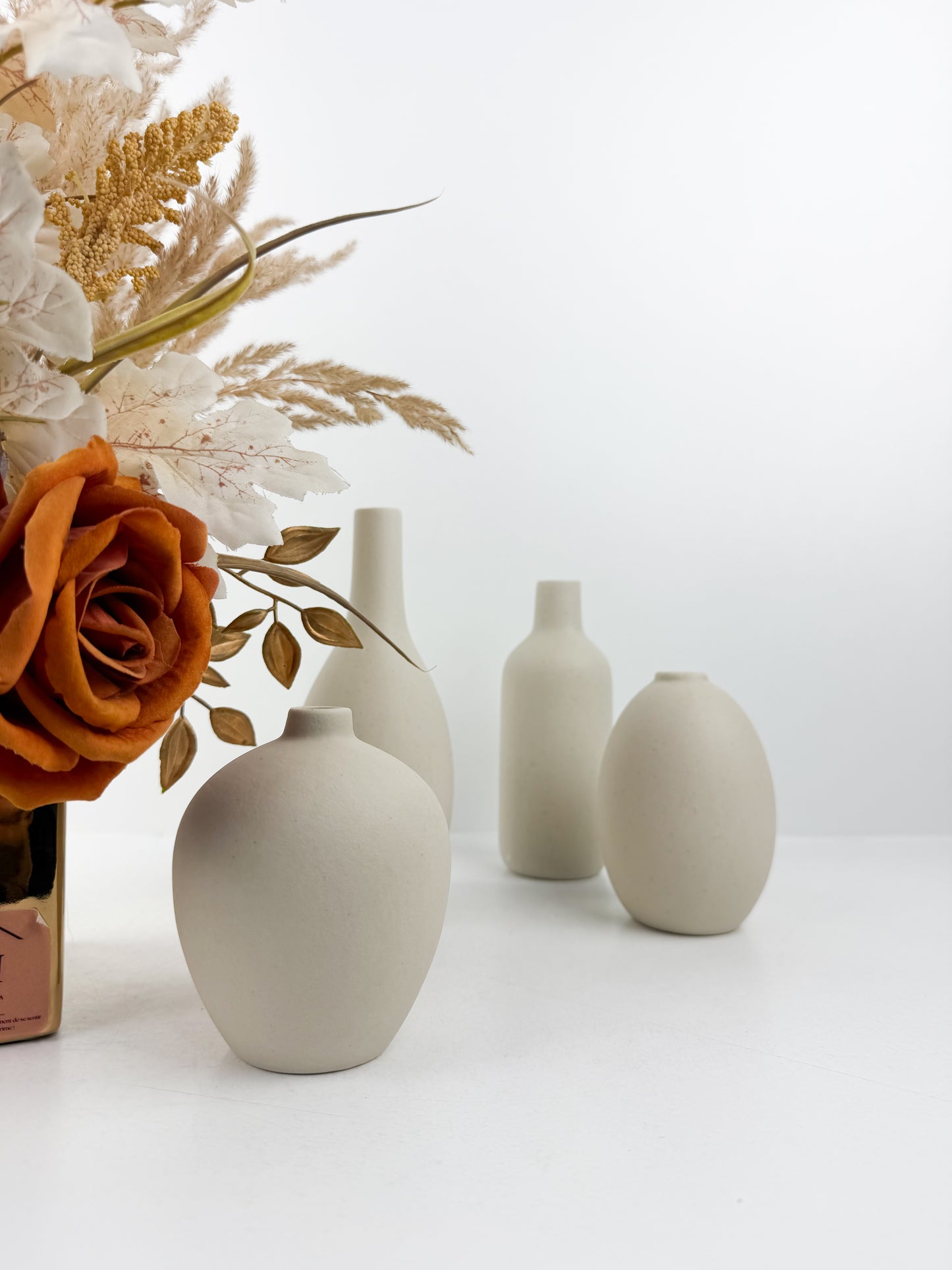 Ensemble de quatre vases miniatures en céramique blanc pur