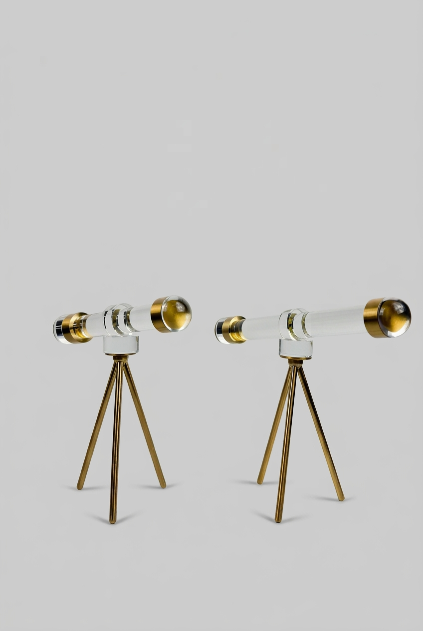 Télescope décoratif en cristal sur trépied en métal doré.