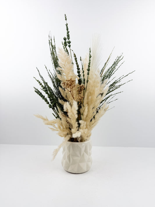 Fleurs séchées aux teintes naturelles de beige et vert, accompagnée d'un vase en céramique haut de gamme