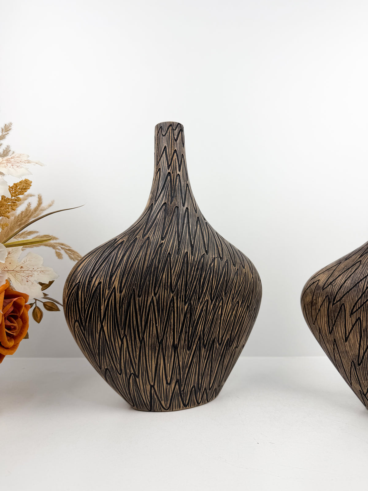 Duo de vases décoratifs en résine Sculptée.