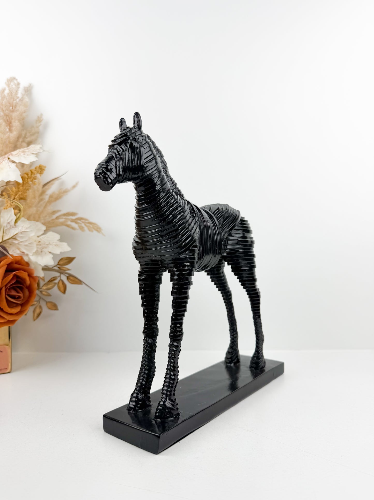 Sculpture de cheval aux finitions noir  élégante