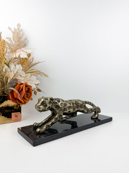 Sculpture de tigre doré en métal, pièce de décoration élégante et raffinée.