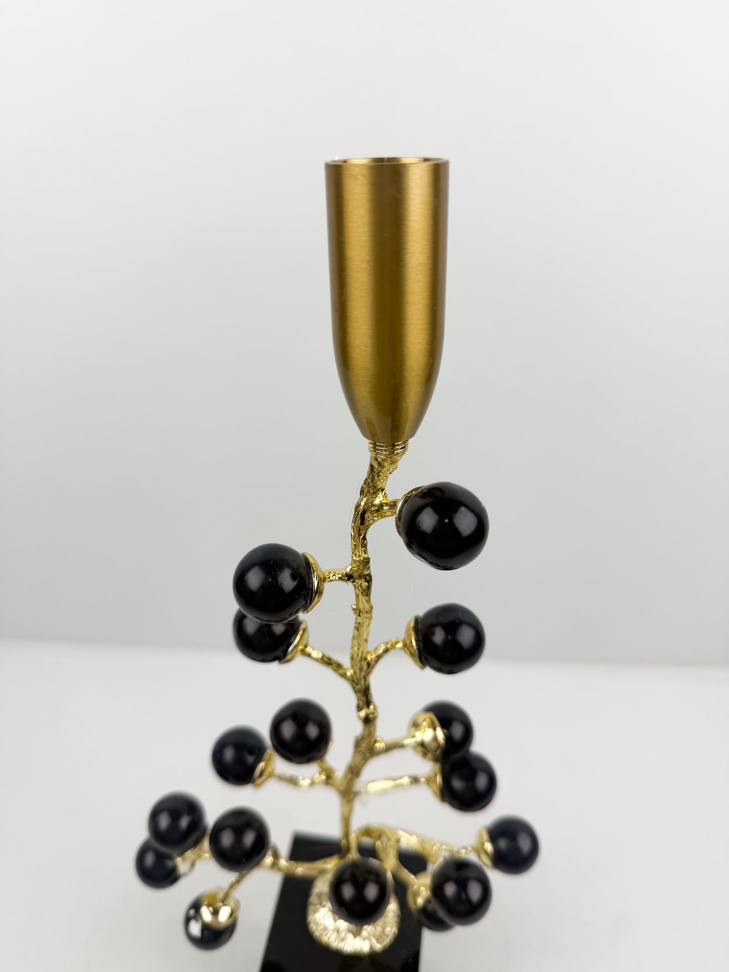 Arbre en métal doré aux lignes élégantes, orné de magnifiques boules en cristal noir