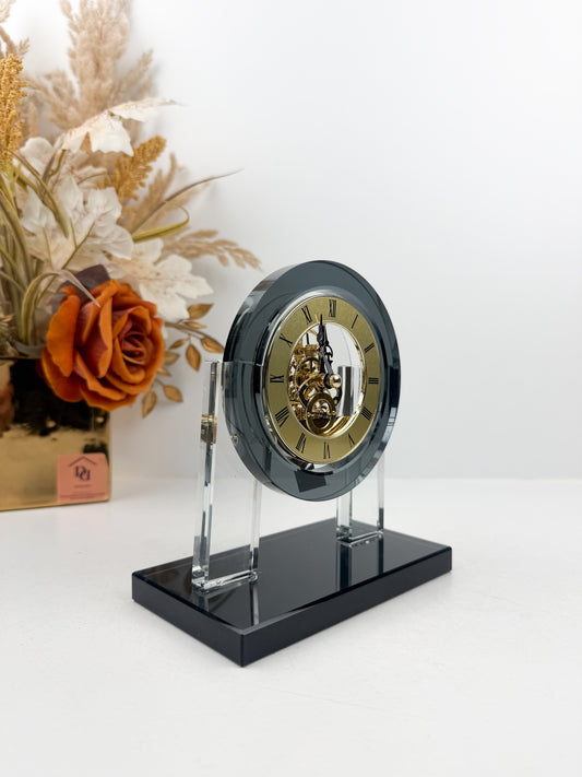 Horloge décorative en cristal au design épuré et intemporel.