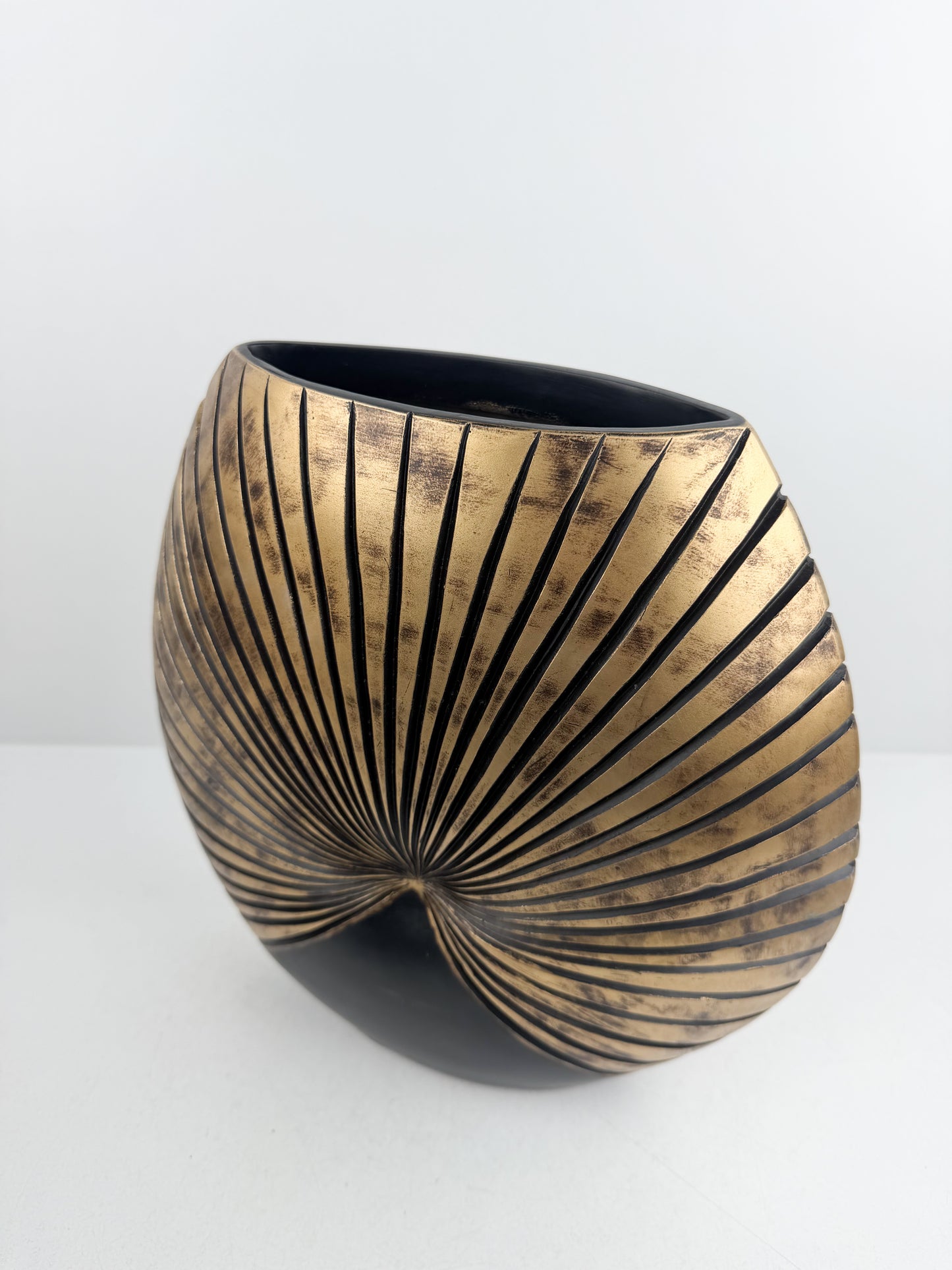 Vase décoratif en résine d'intérieur au design moderne et élégant