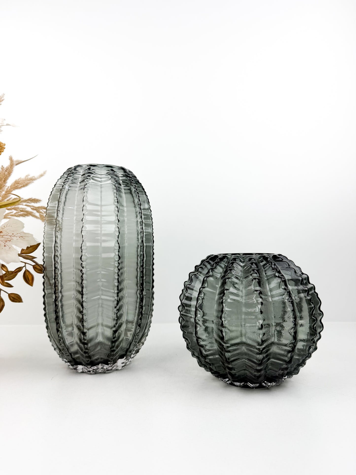 Duo de vases chic en gris foncé aux formes épurées inspirées du cactus