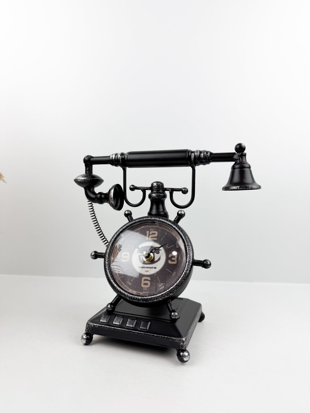 Horloge à poser style téléphone vintage noir.
