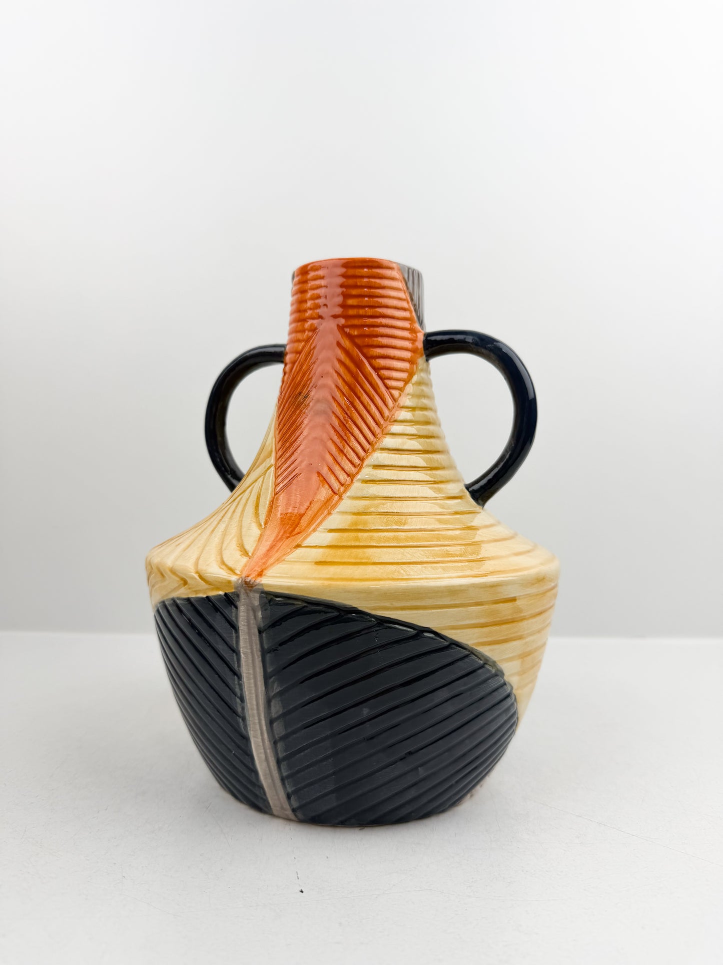 Vase Sculptural en céramique élégant.