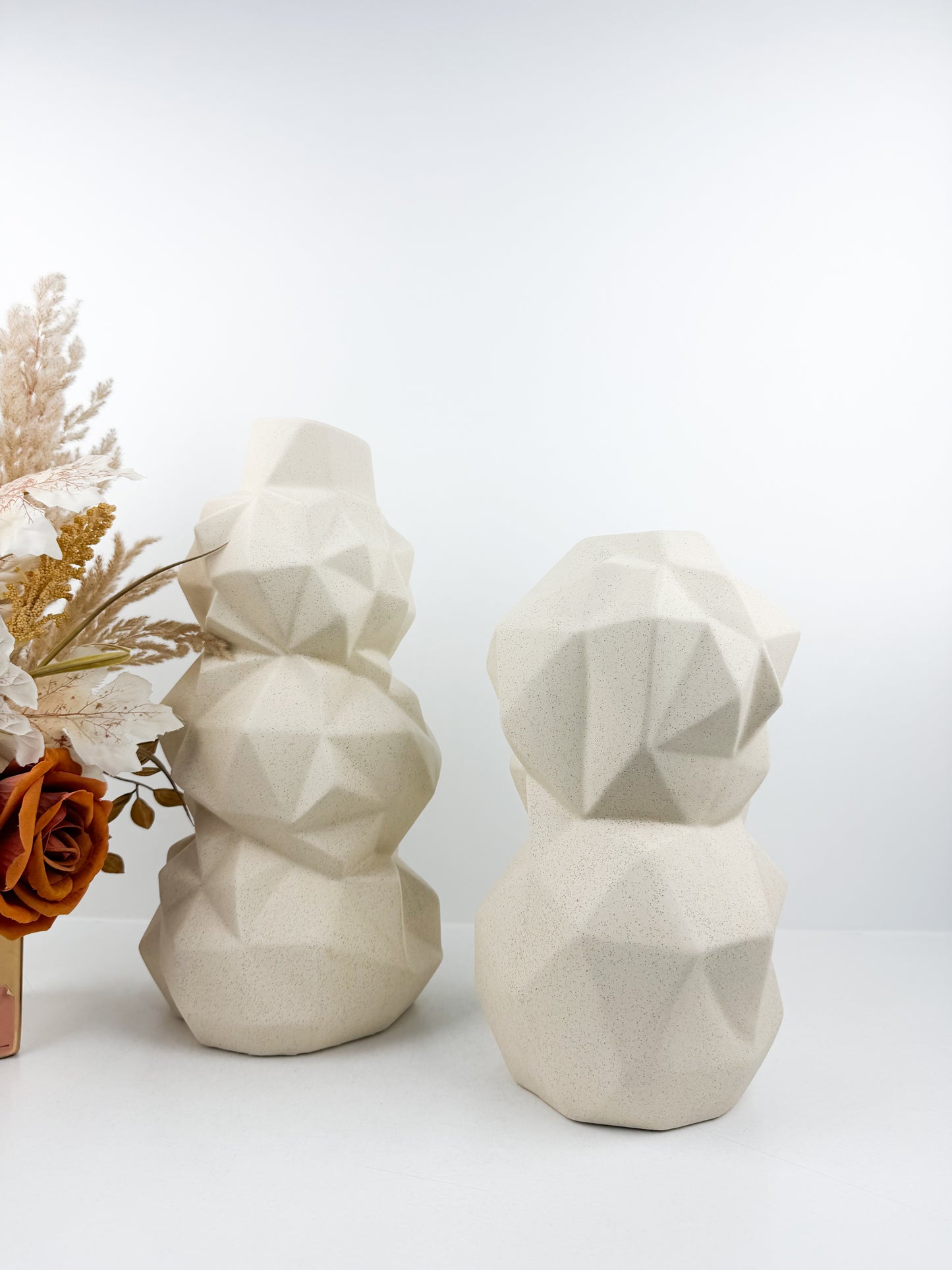 Duo de vases géométriques en céramique blanche