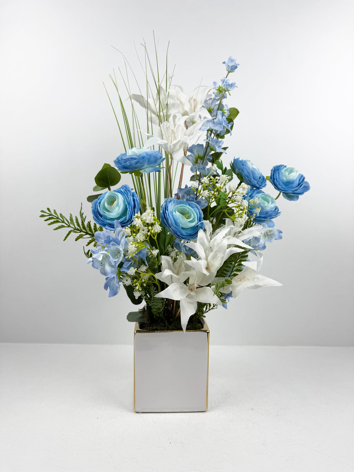Fleurs artificielles bleu d'une élégance intemporelle.