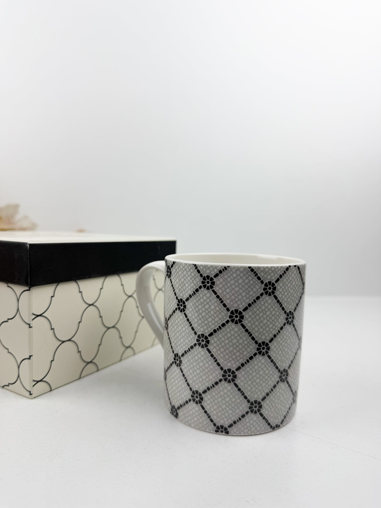 Mug à café en céramique de haute qualité, orné d'un élégant motif triller en noir et blanc