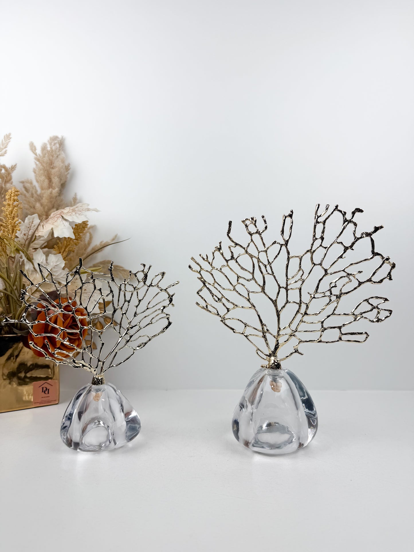 Sculpture décorative en forme d'arbre, montée sur un socle en cristal