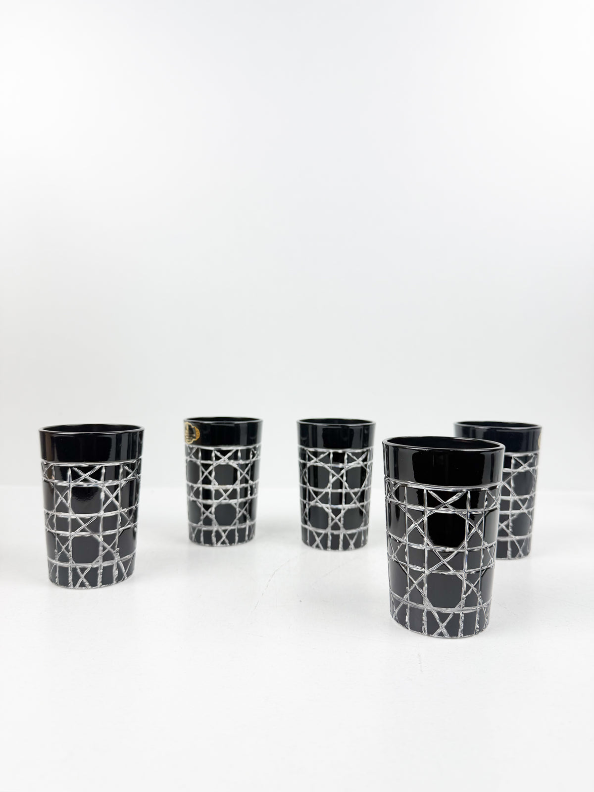 Ensemble de six tasses de thé noir prestige de luxe en cristal supérieur.