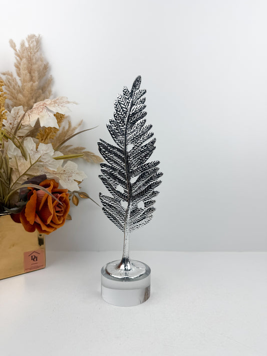 Sculpture décorative en métal représentant une plume argenté élégante