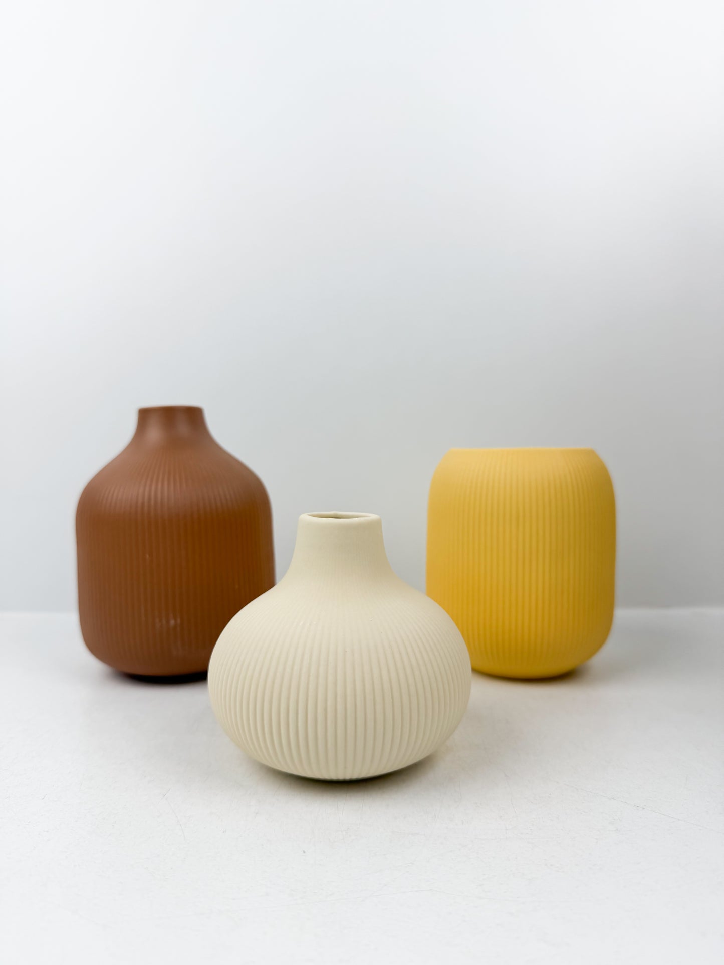 Trio de vases aux formes épurées et aux teintes contrastées