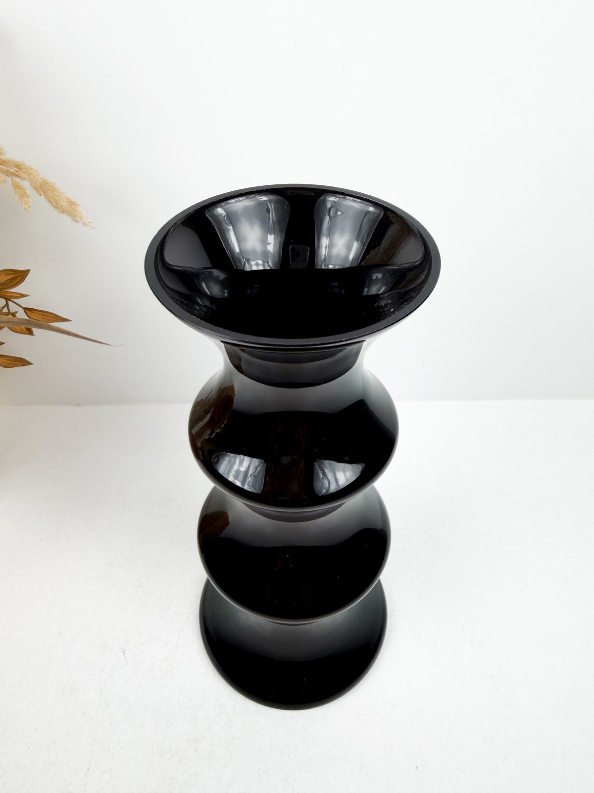 Vase sculptural noir brillant.