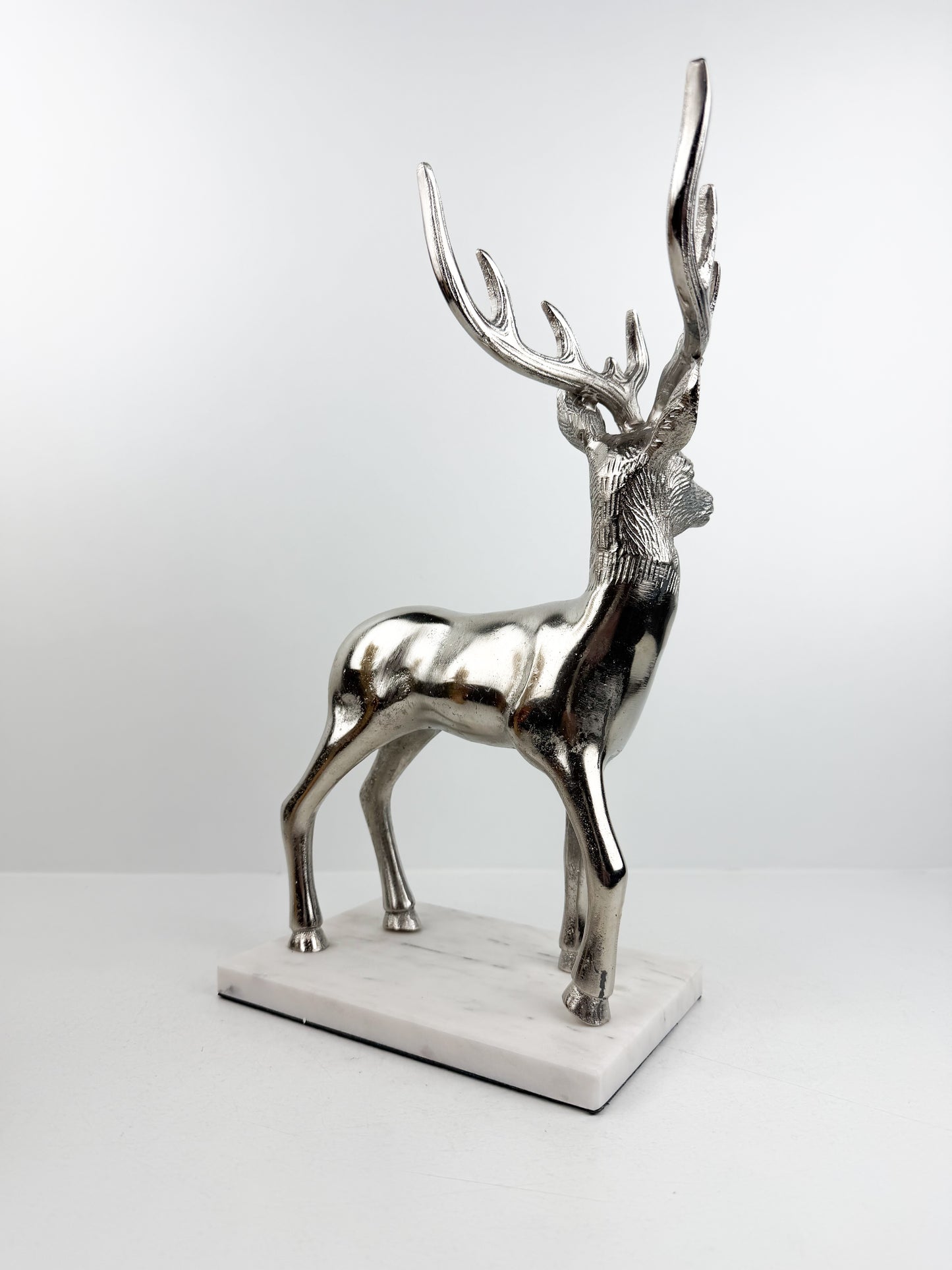 Sculpture de cerf argenté en métal élégant