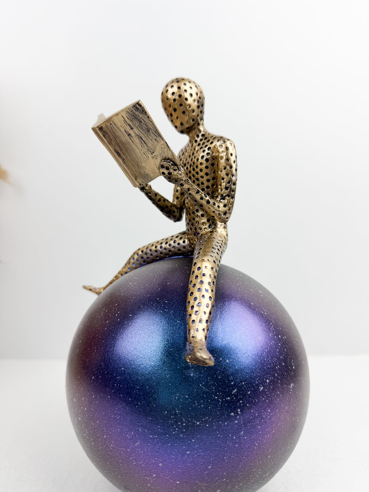 Statuette Décorative d'un liseur sur Sphère.