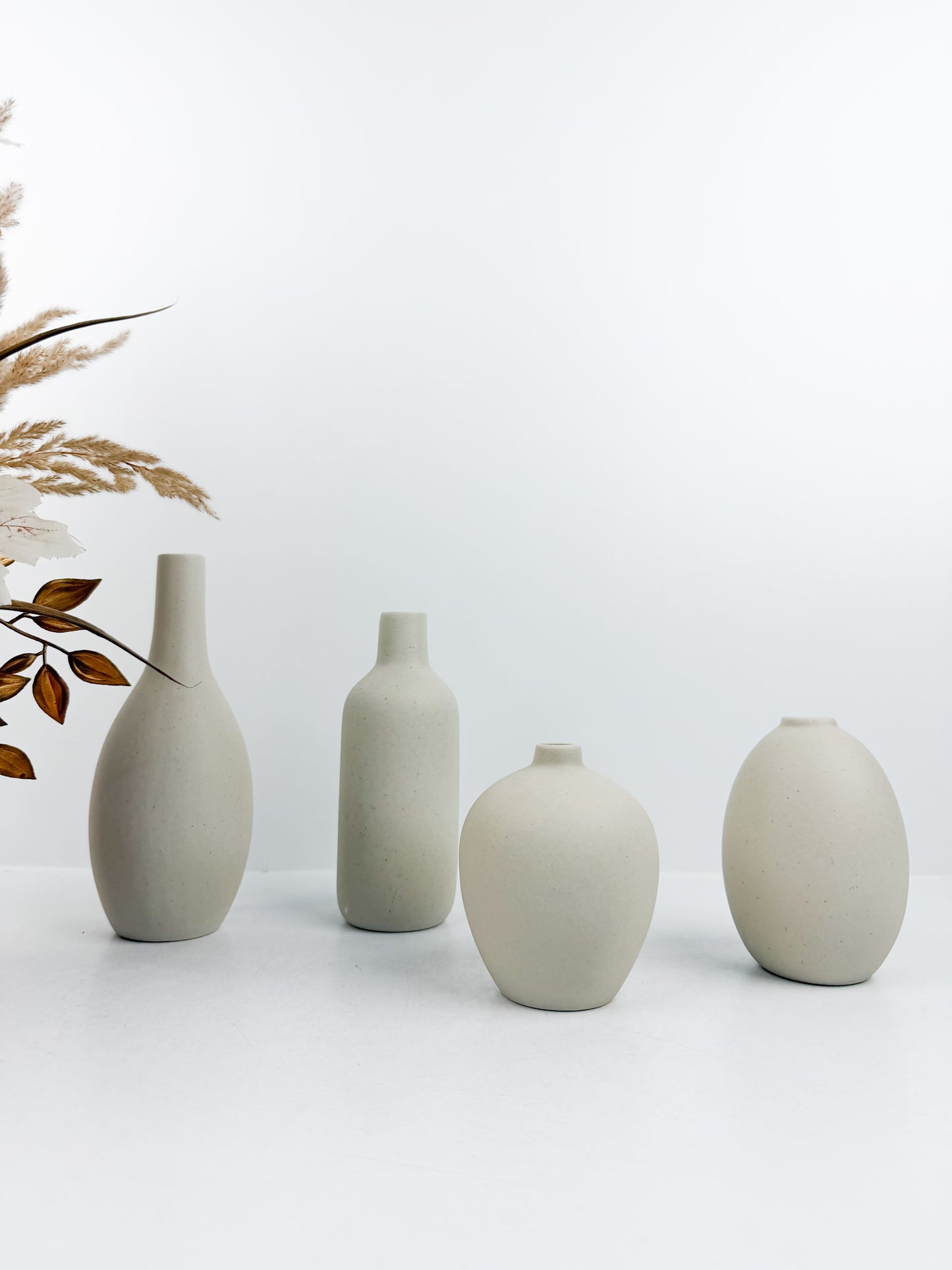 Ensemble de quatre vases miniatures en céramique blanc pur
