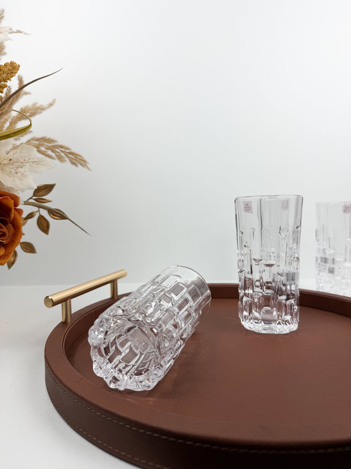 Six verres transparents ciselés en verre texturé à motifs géométriques en relief.