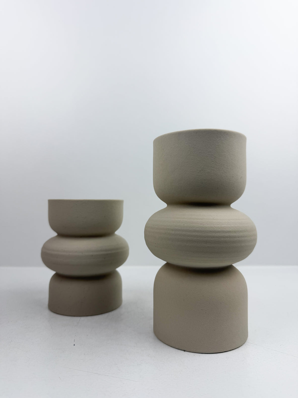 Duo de Vases décoratifs en céramique aux finitions blanc mat.