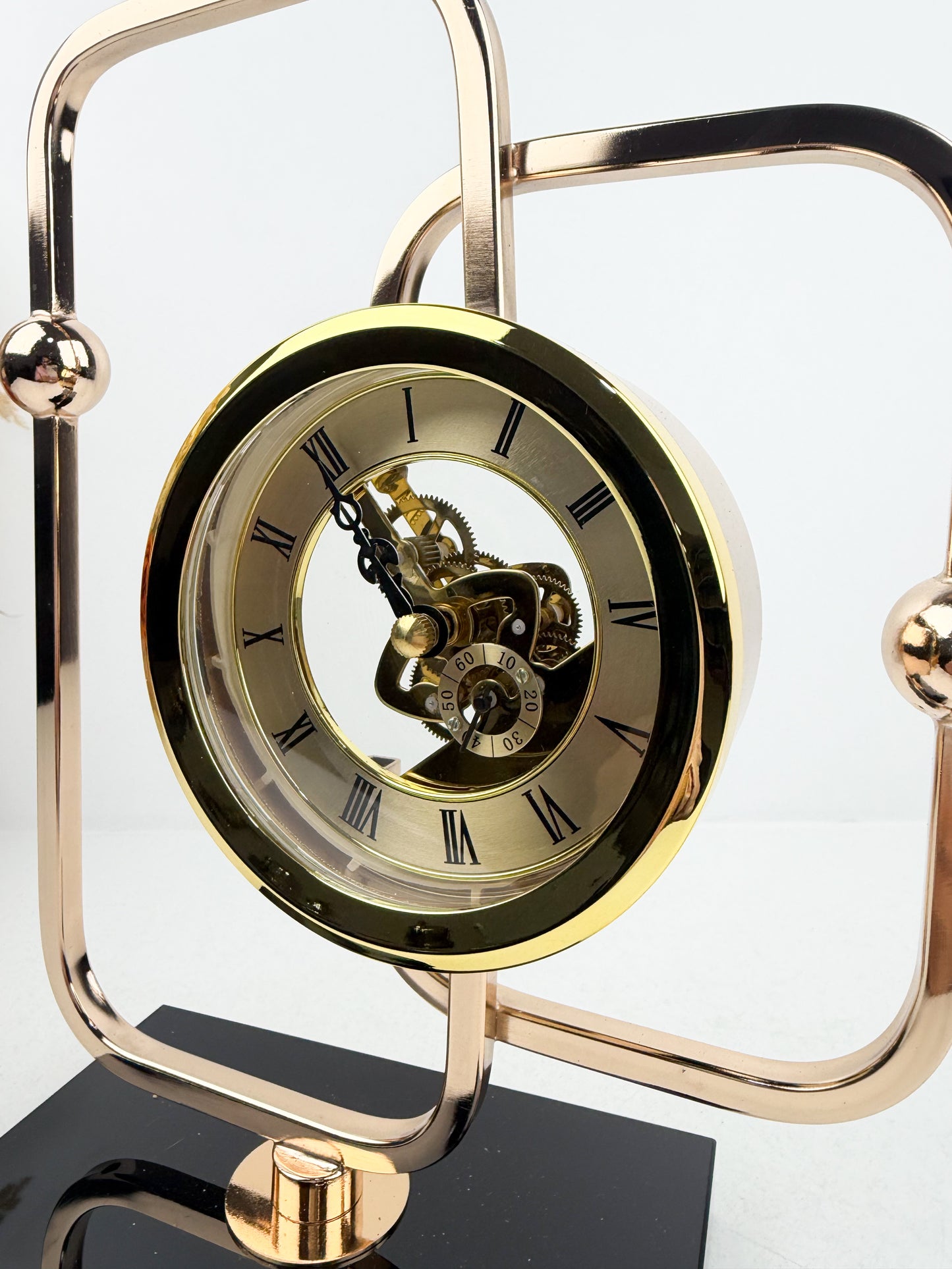 Horloge décoratif de luxe au design épuré et intemporel.