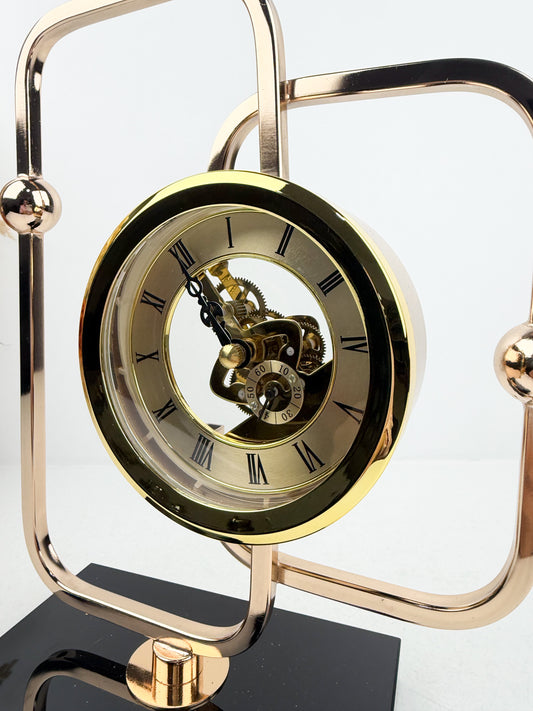Horloge décoratif de luxe au design épuré et intemporel.