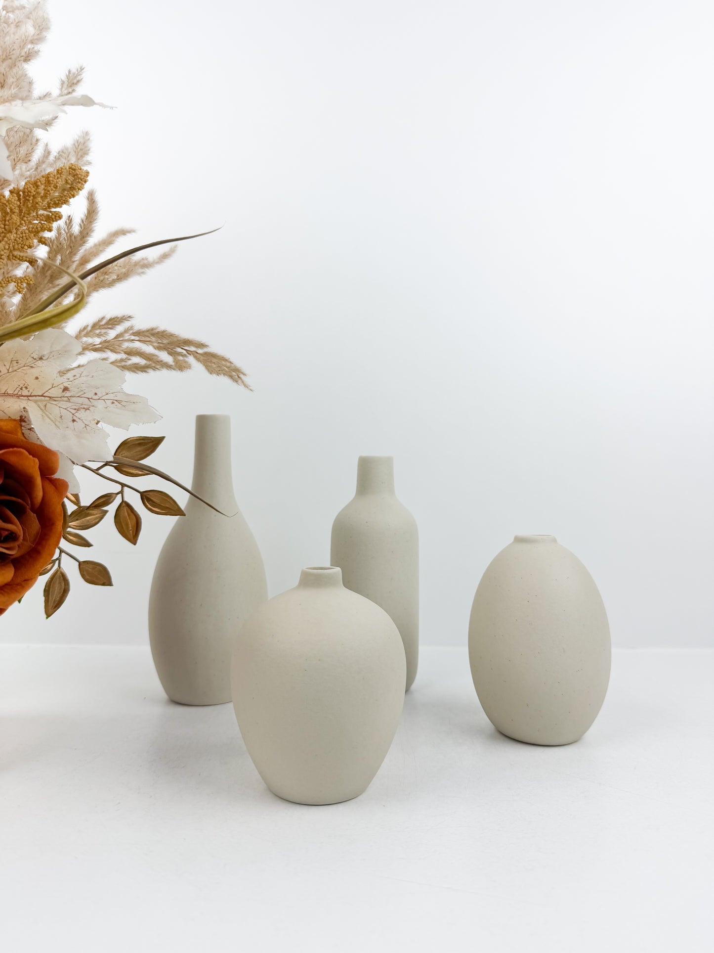 Ensemble de quatre vases miniatures en céramique blanc pur