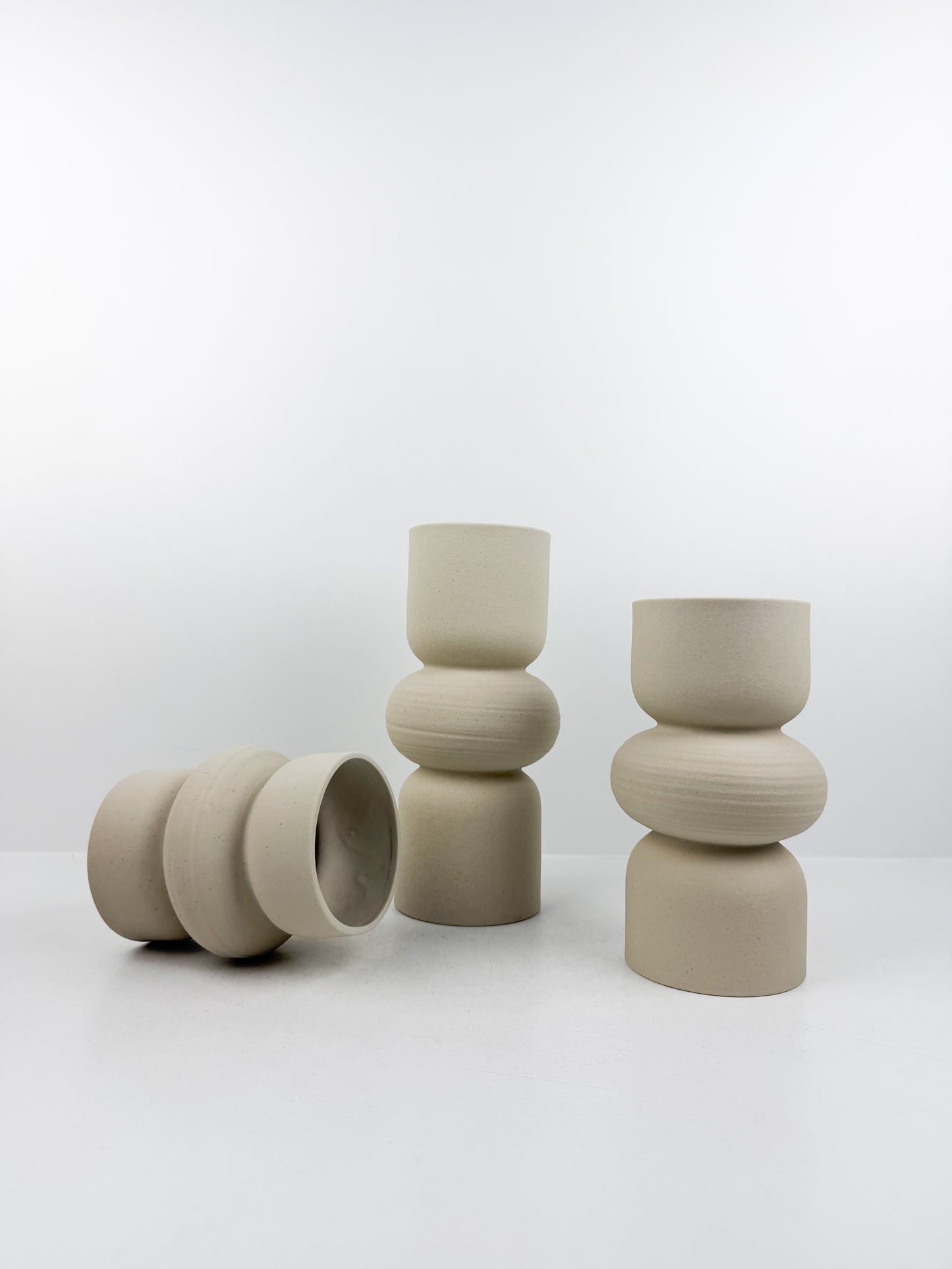 Trio de vases en céramique aux finitions blanc mat