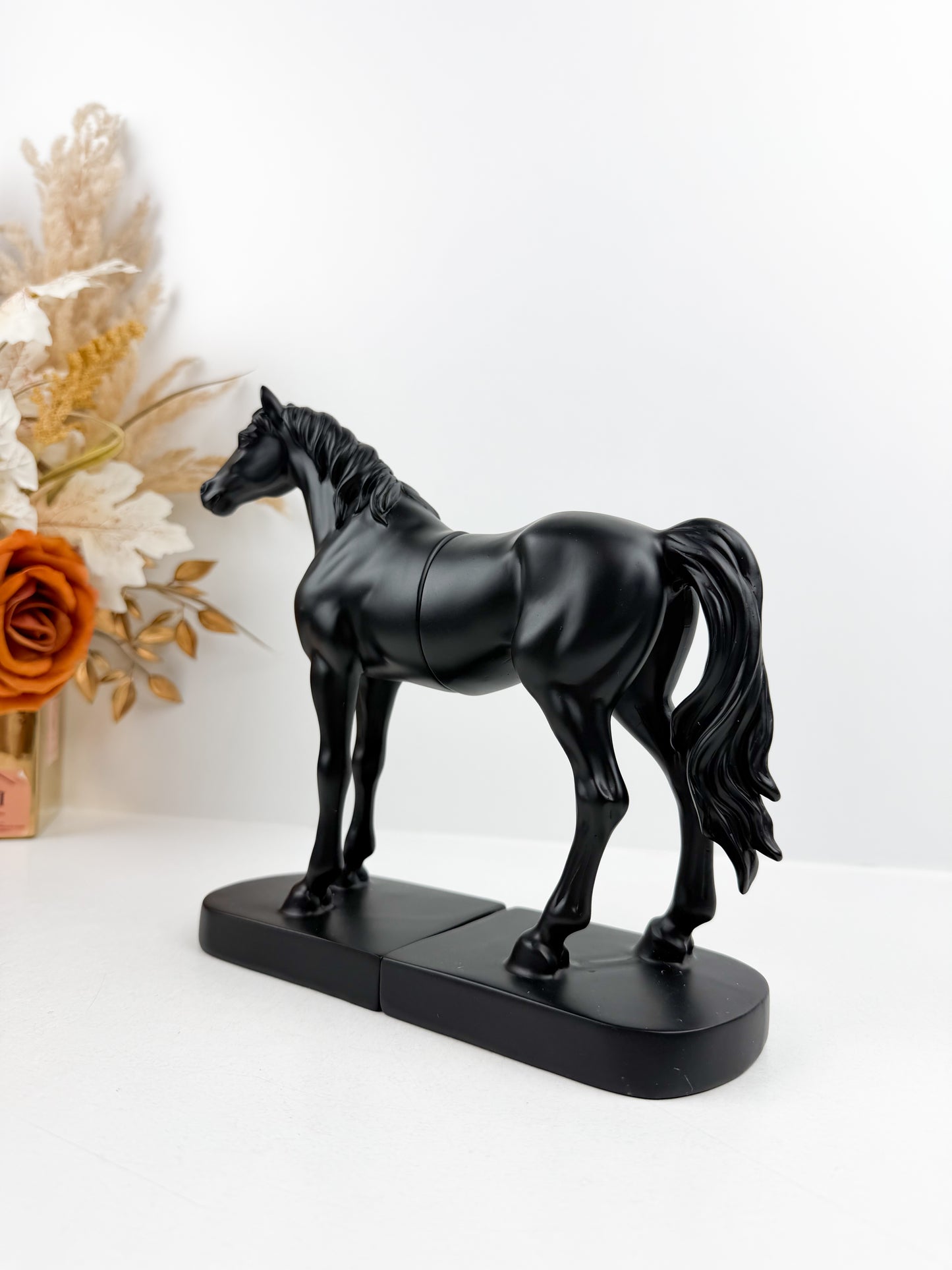 Serre livres Cheval décoratif en résine élégant et intemporel.