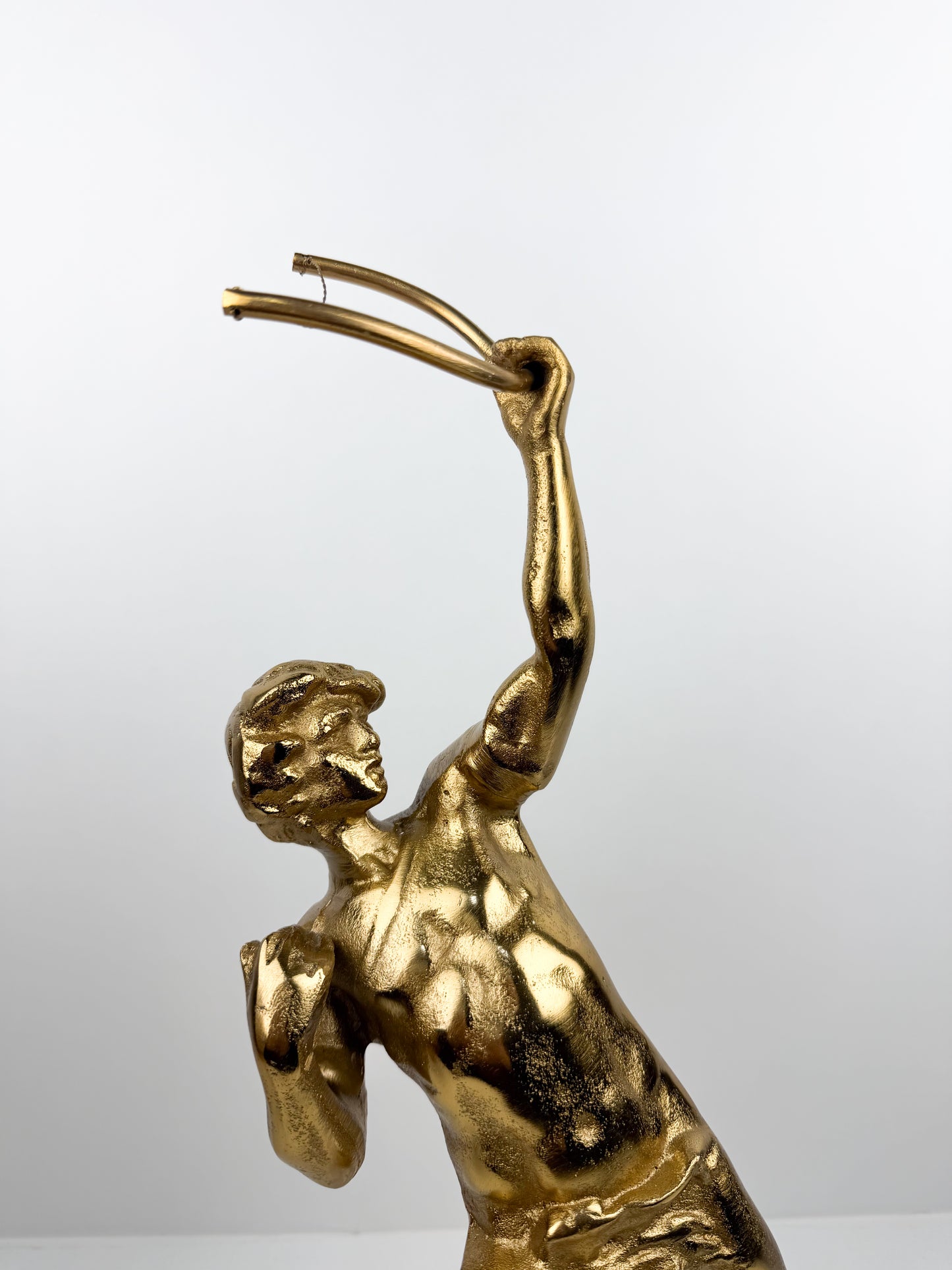 Grande figure sculpture en bronze doré patiné
