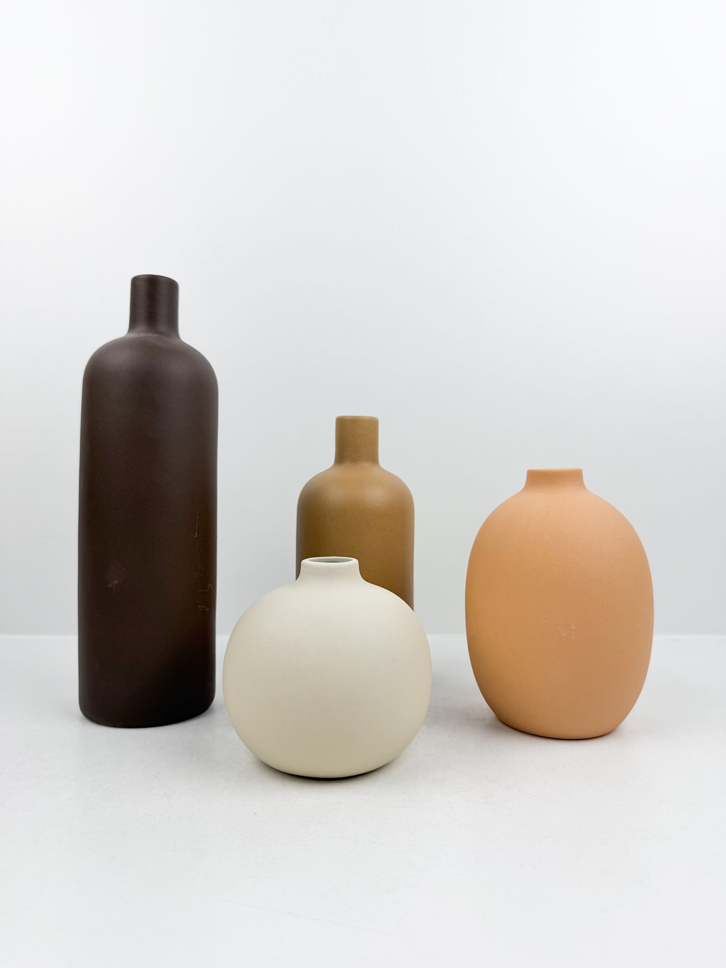 Ensemble de quatre mini vases aux formes et couleurs variées