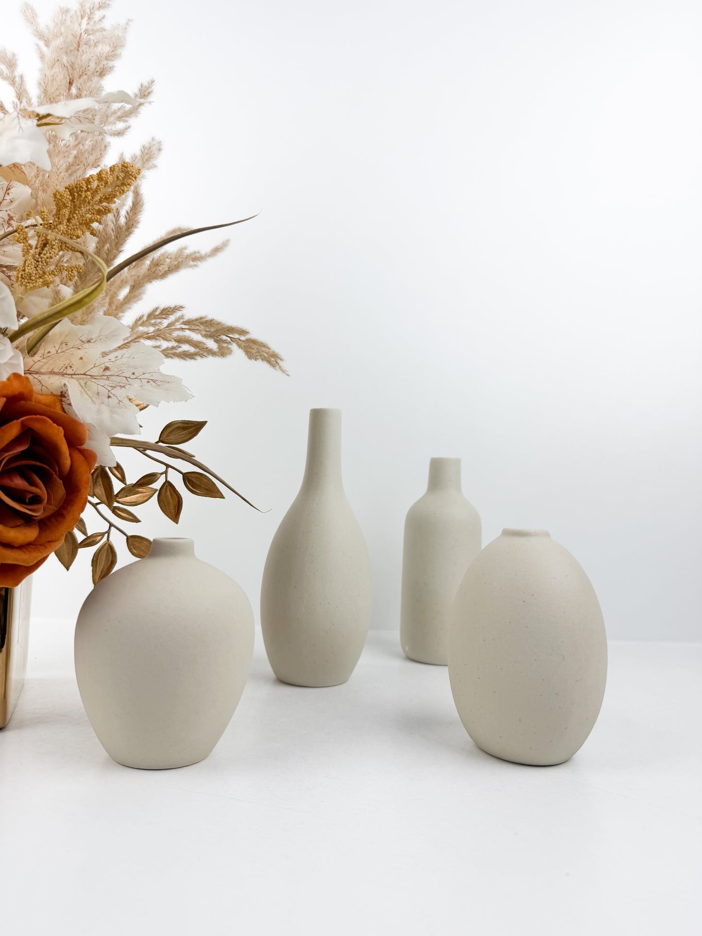 Ensemble de quatre vases miniatures en céramique blanc pur