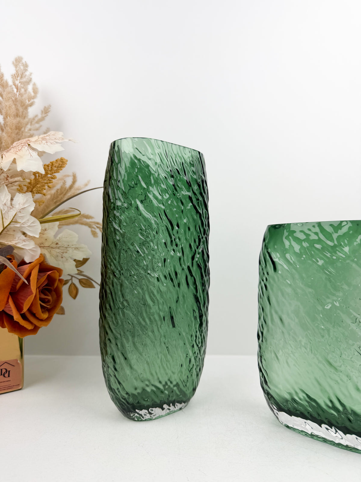 Duo de vases décoratifs en vert élégants.