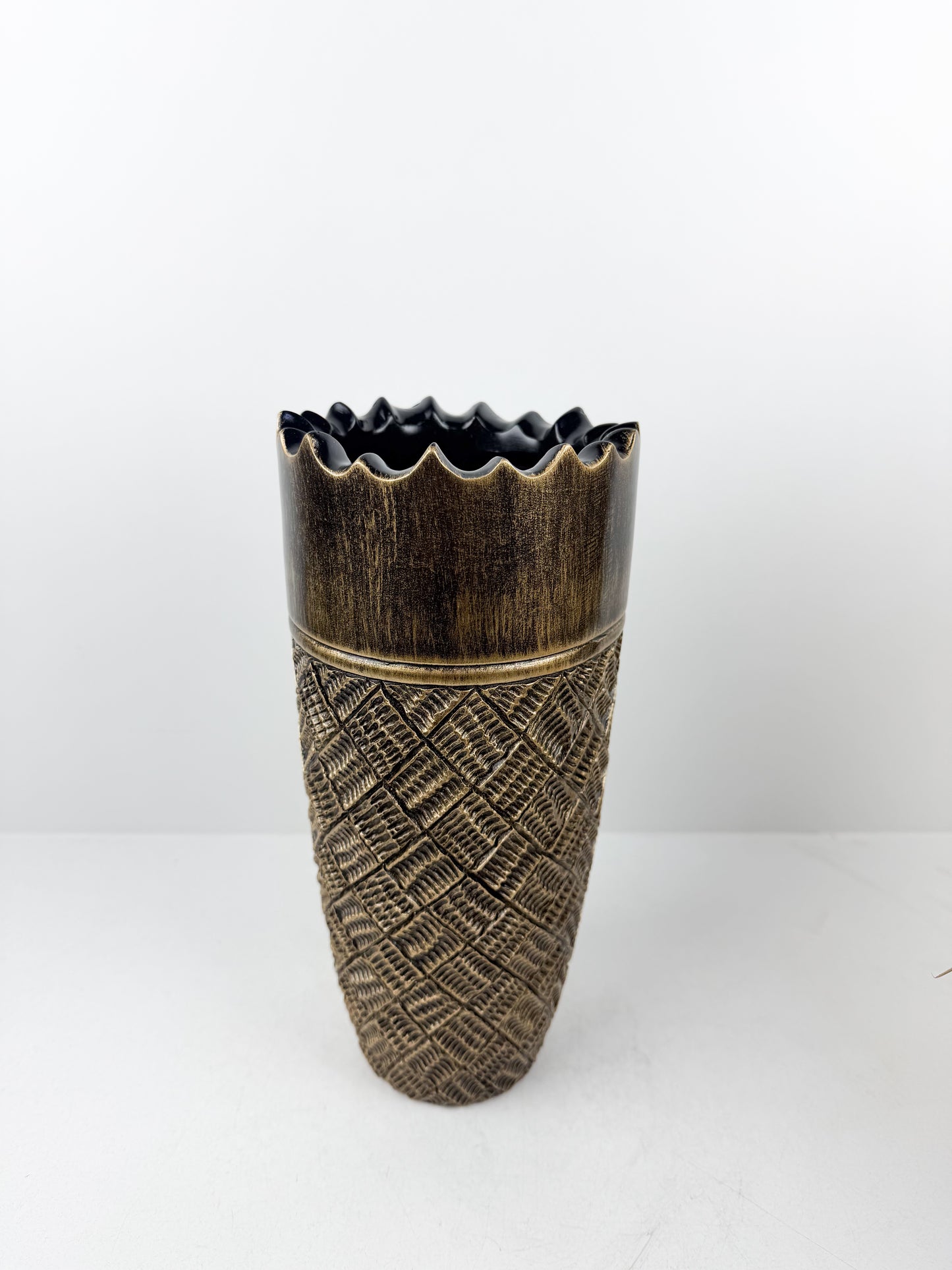 Vase en résine noir aux motifs dorés