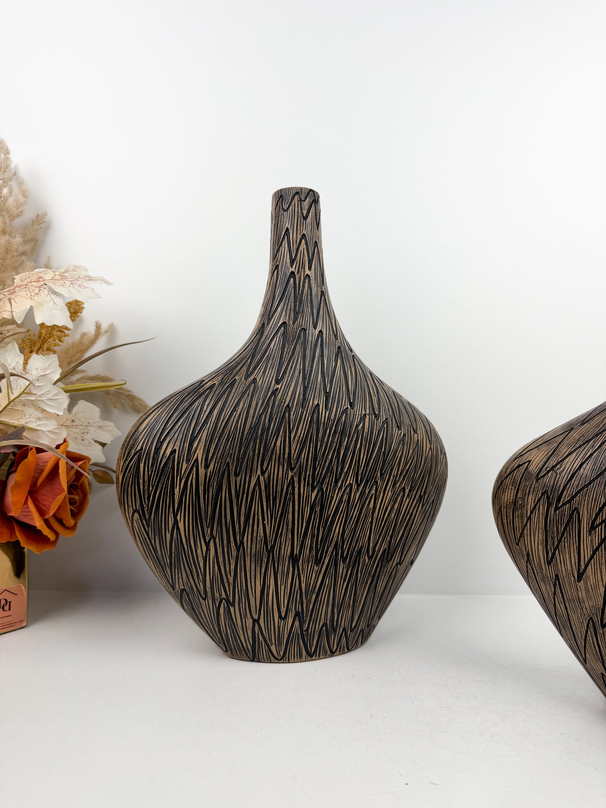 Duo de vases décoratifs en résine Sculptée.