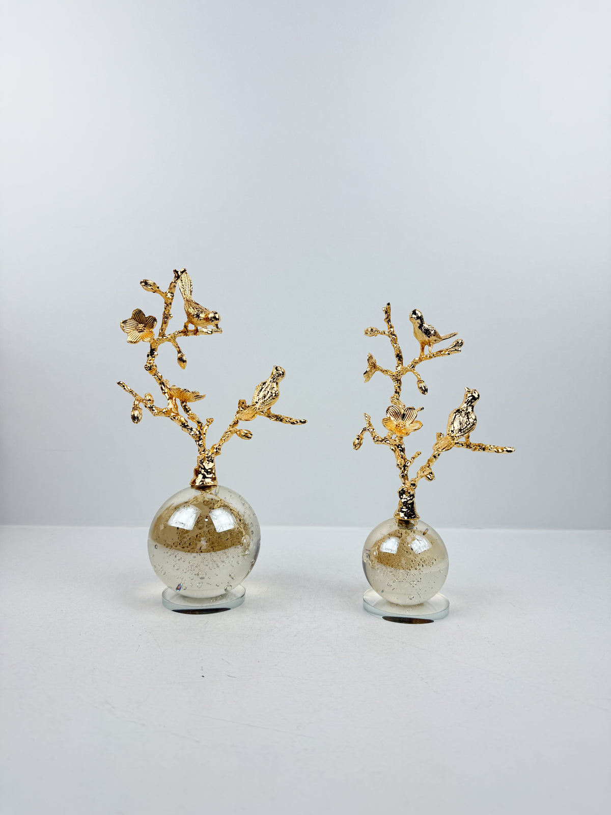 Sculpture décorative d'un arbre aux oiseaux en métal doré.