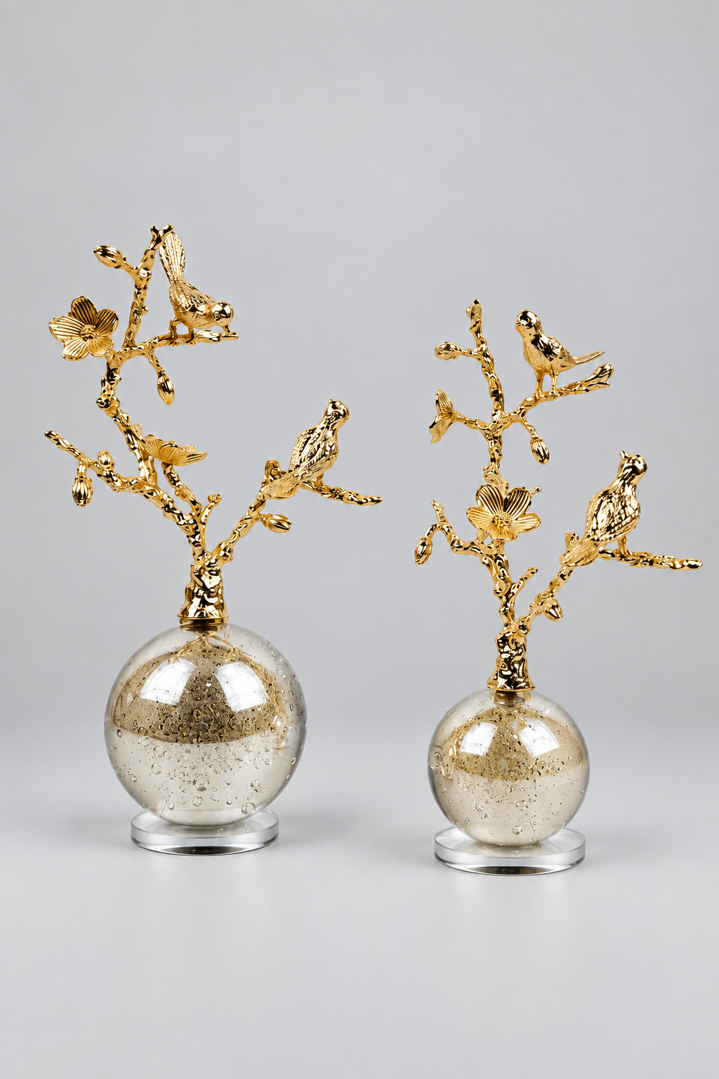 Sculpture décorative d'un arbre aux oiseaux en métal doré.
