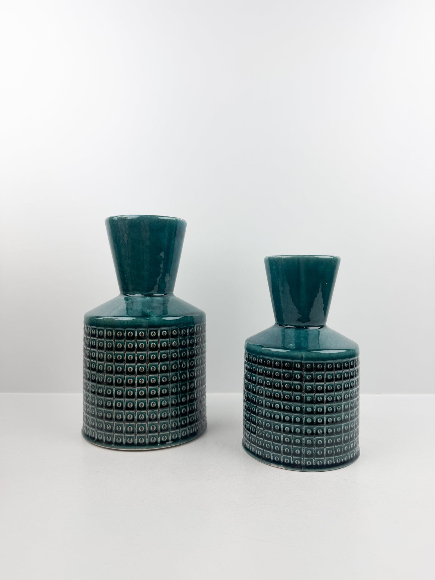 Duo de vases en céramique aux teintes de vert subtiles
