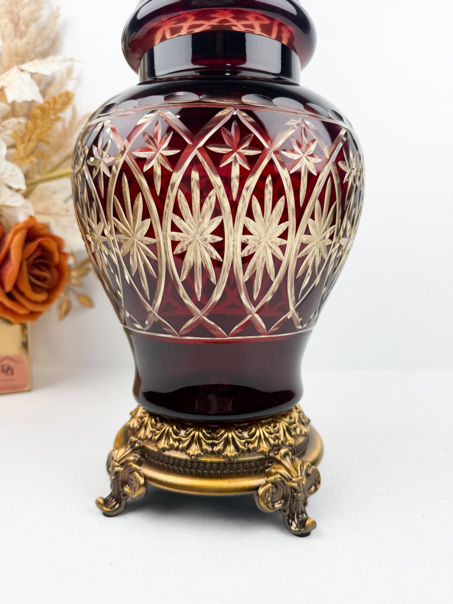 Vase couvert royal élégant en cristal rouge avec pied en métal