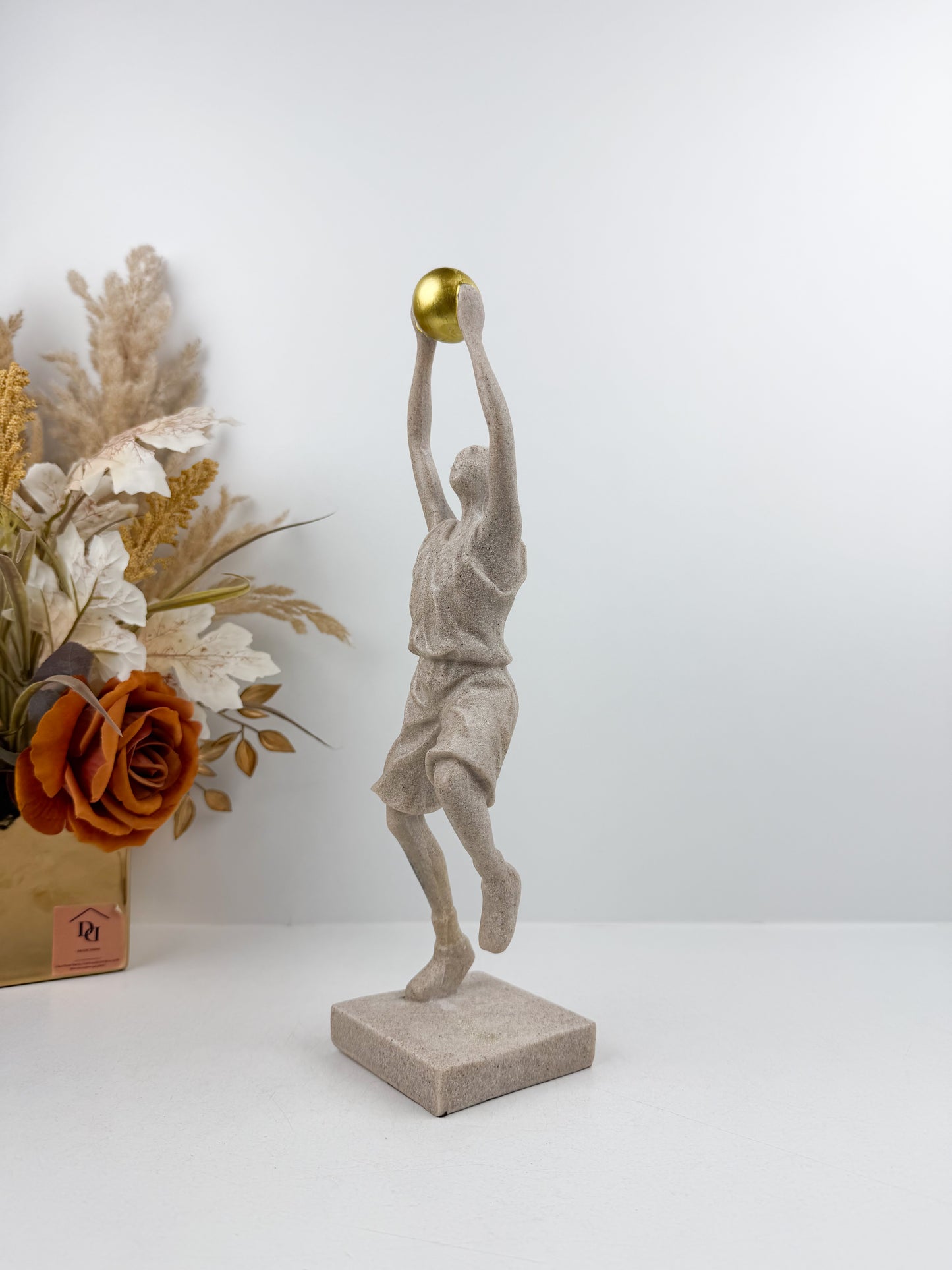 Figurine décorative d'un joueur de basketball élégant.