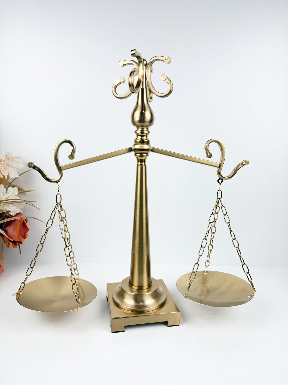 Balance de justice décorative en métal doré.