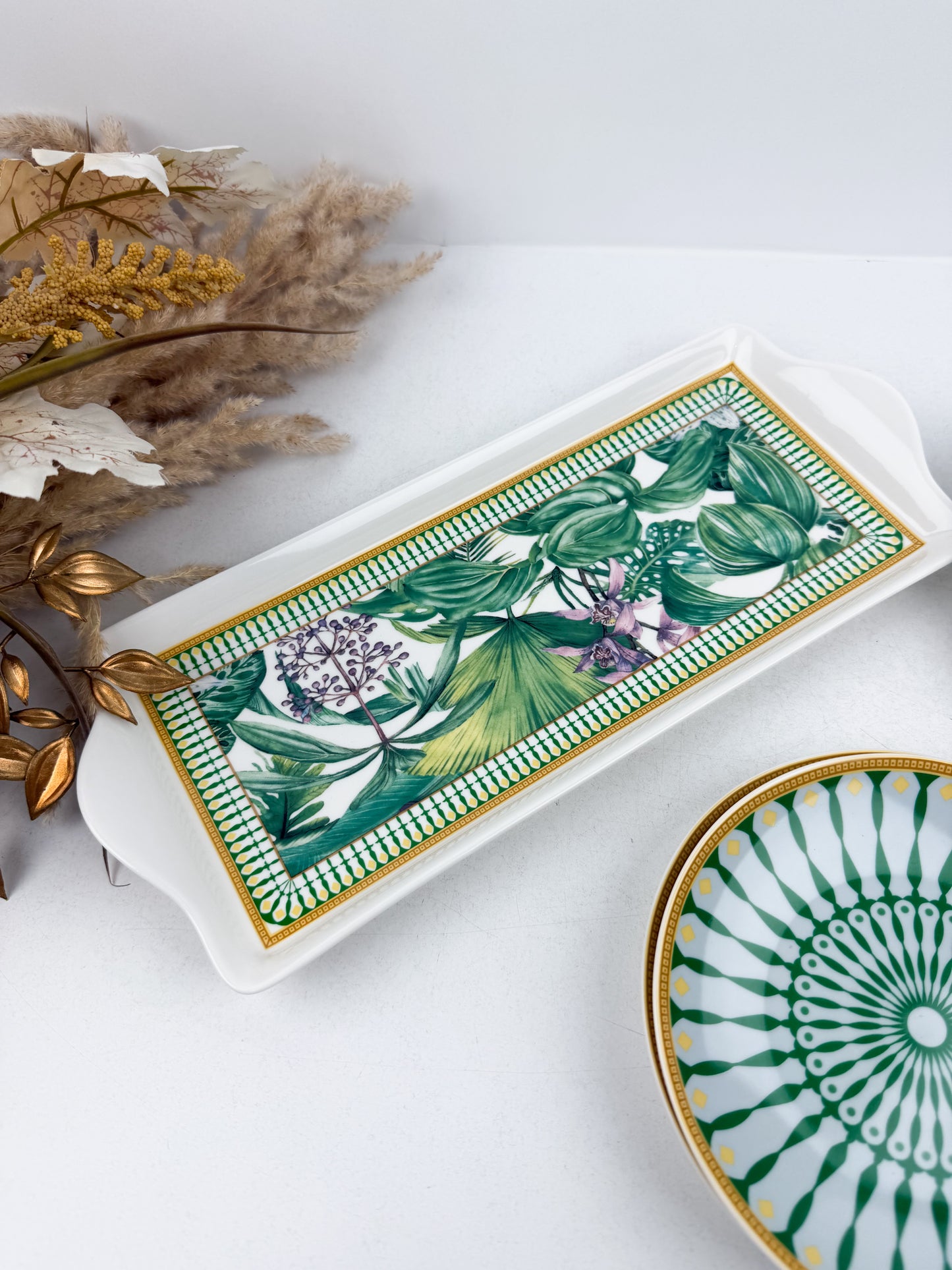 Grande assiette de service accompagnée de six assiettes assorties de motifs jungle