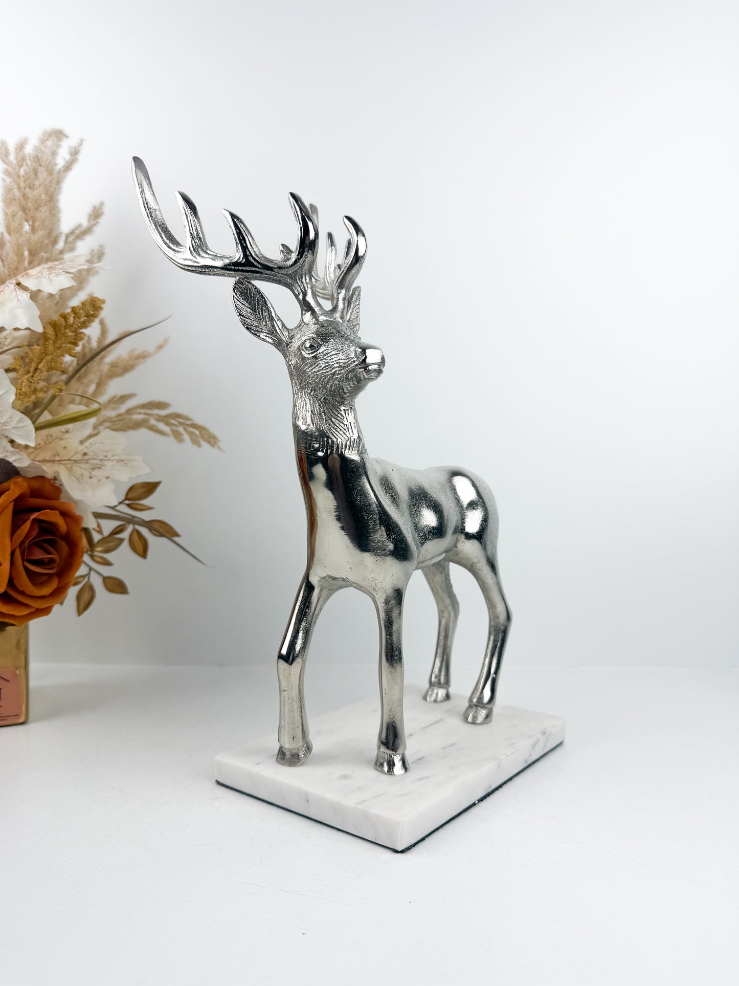 Sculpture de cerf argenté en métal élégant