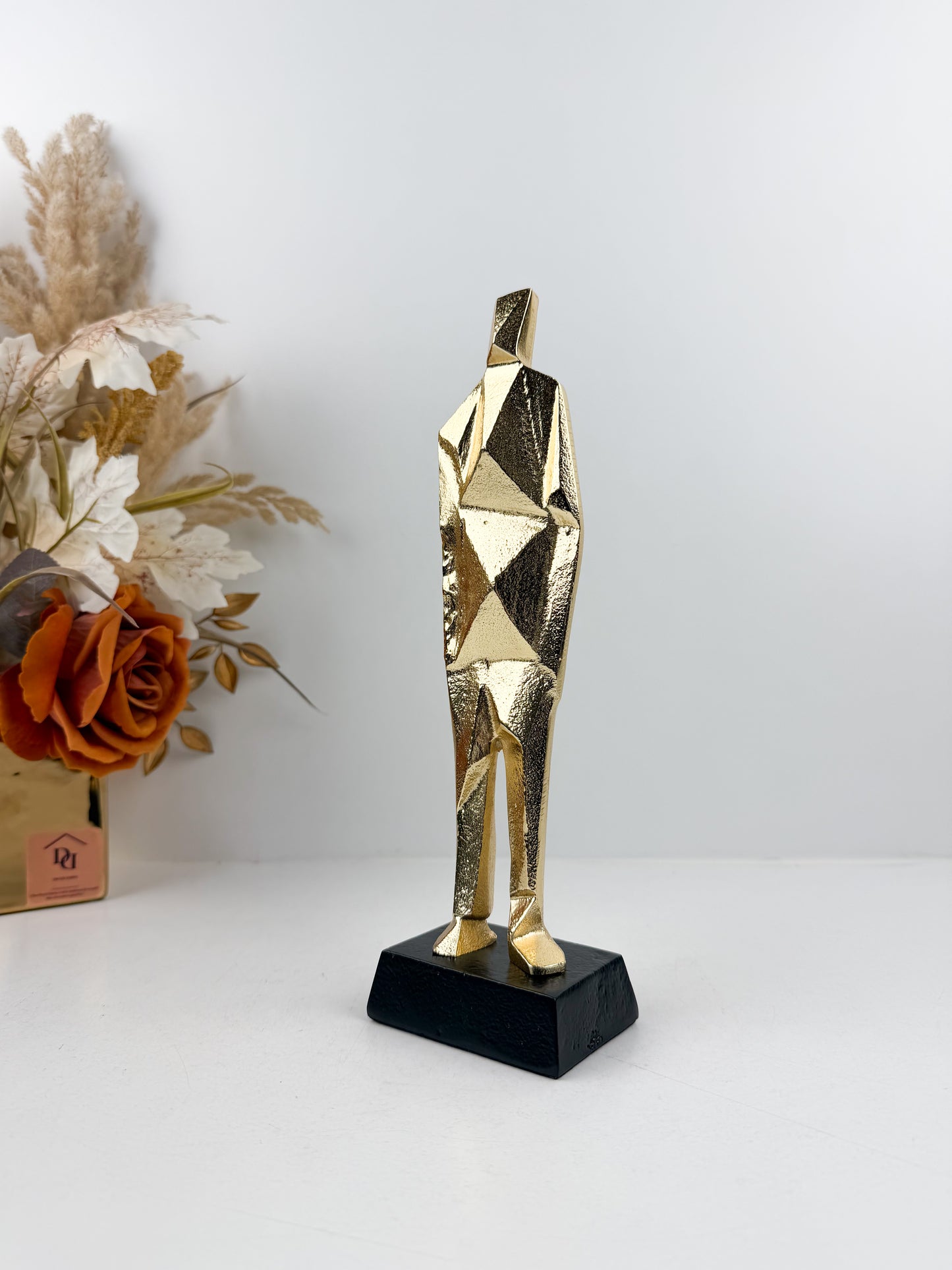 Sculpture abstraite moderne représentant un personnage debout aux formes épurées