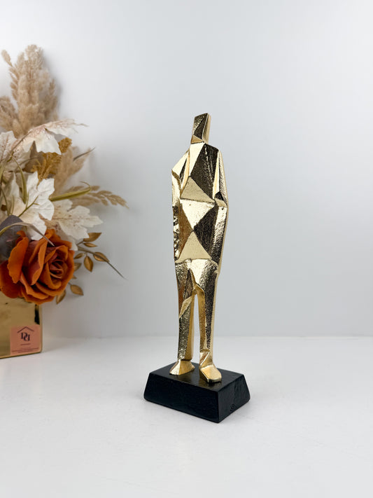 Sculpture abstraite moderne représentant un personnage debout aux formes épurées