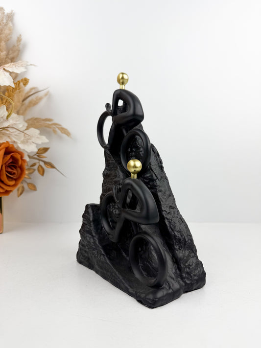 Figurine décorative deux cyclistes en pleine ascension sur une pente