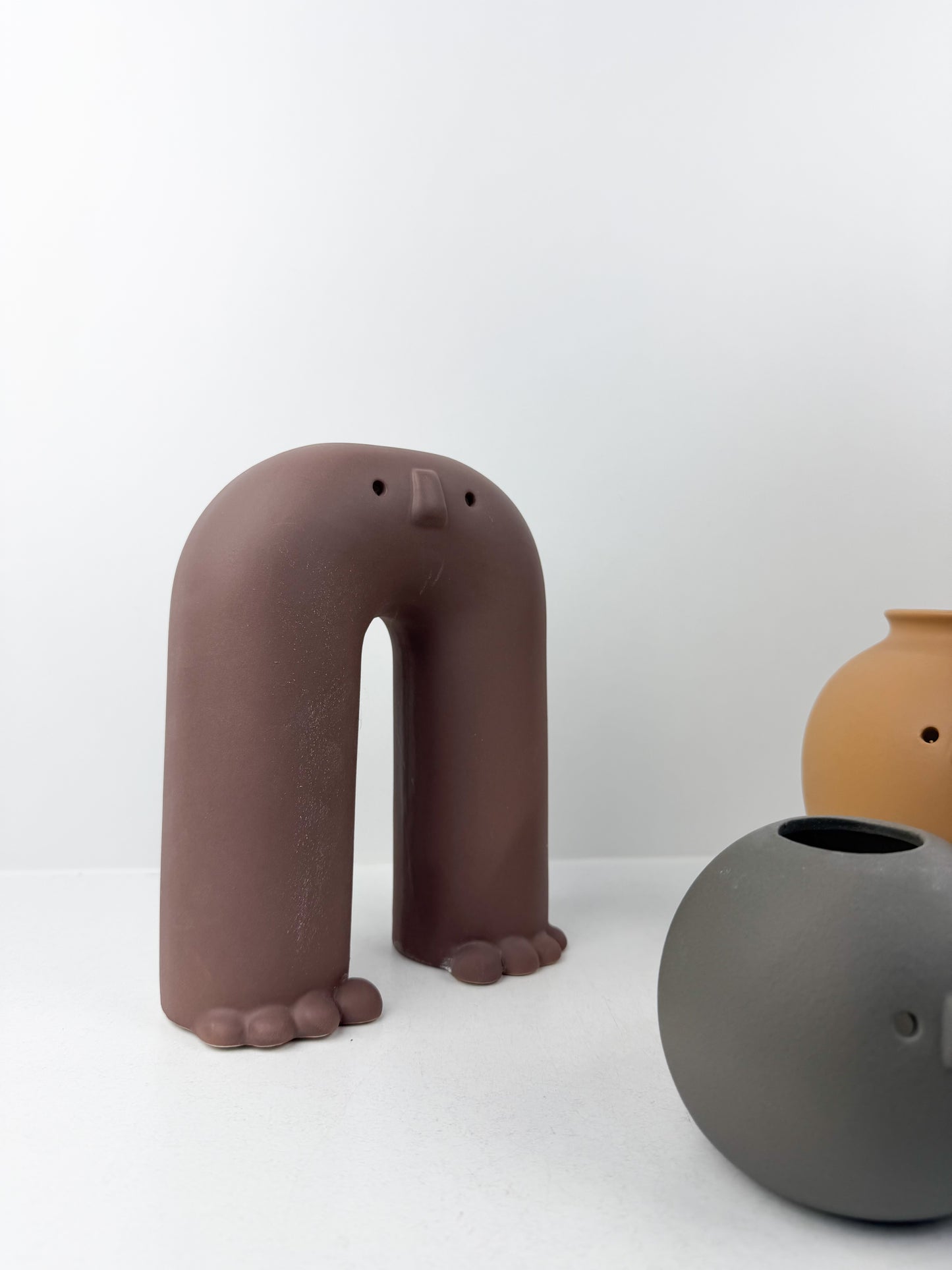 Trio de vases en céramique aux formes organiques et expressives