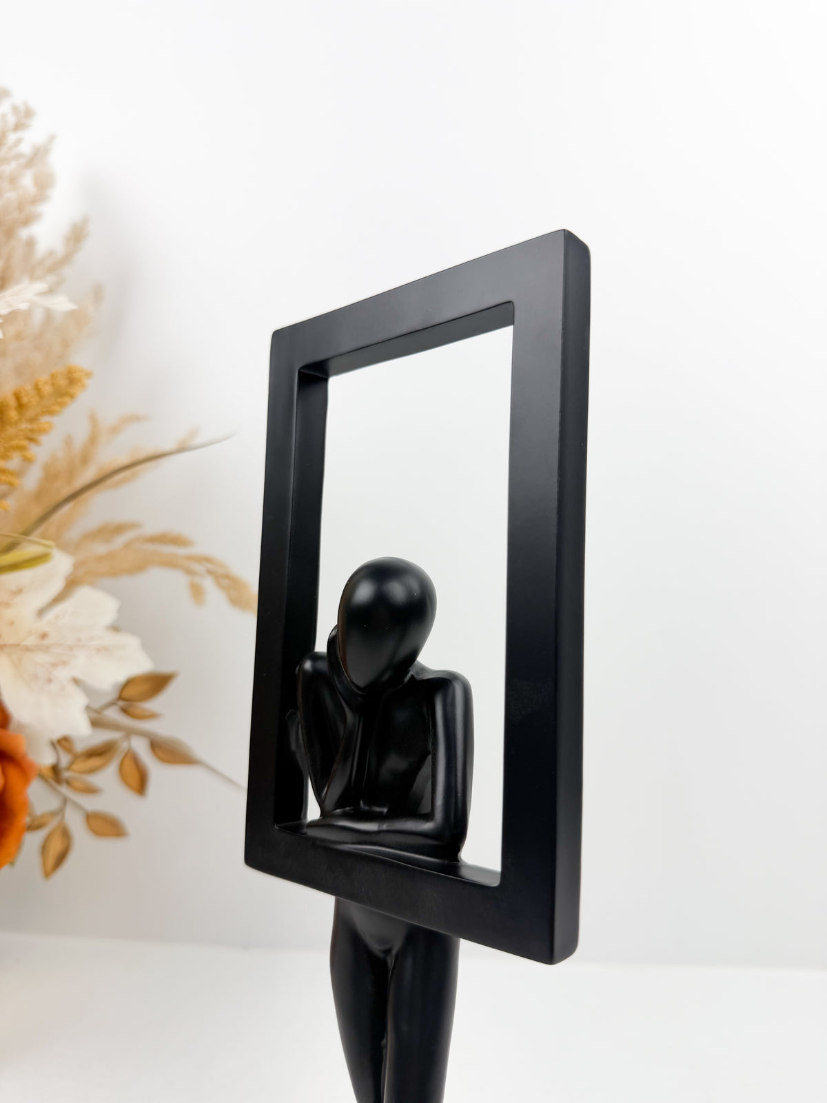 Sculpture décorative dans un cadre rectangulaire géométrique en résine.