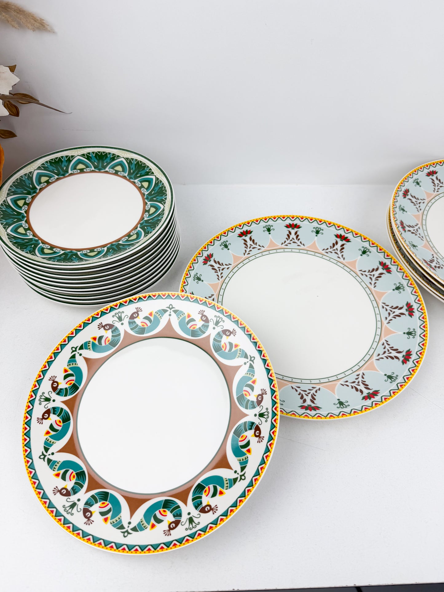 Service de table composé de 36 assiettes en porcelaine de luxe